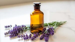 O óleo essencial de lavanda é um dos ativos naturais mais utilizados no cuidado da pele sensível