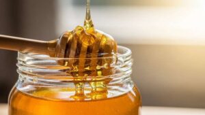 O mel puro é um dos ingredientes naturais mais antigos e poderosos usados no cuidado da pele. Rico em vitaminas, minerais,