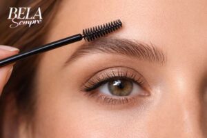 Nos últimos anos, a tendência da beleza passou a priorizar sobrancelhas mais naturais, bem cuidadas e levemente definidas,